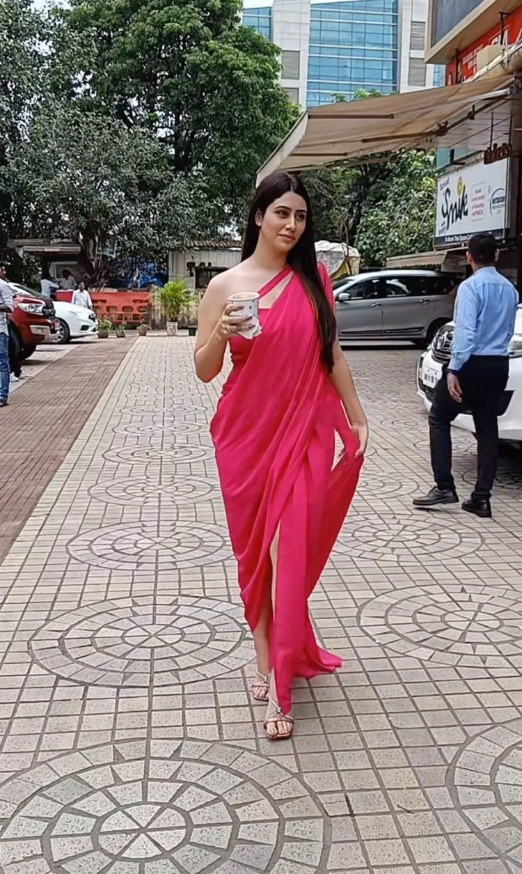Warina Hussain Amps Up Hotness Quotient In Hot Pink Saree Draped Dress At Yaariyan 2 Trailer Launch
