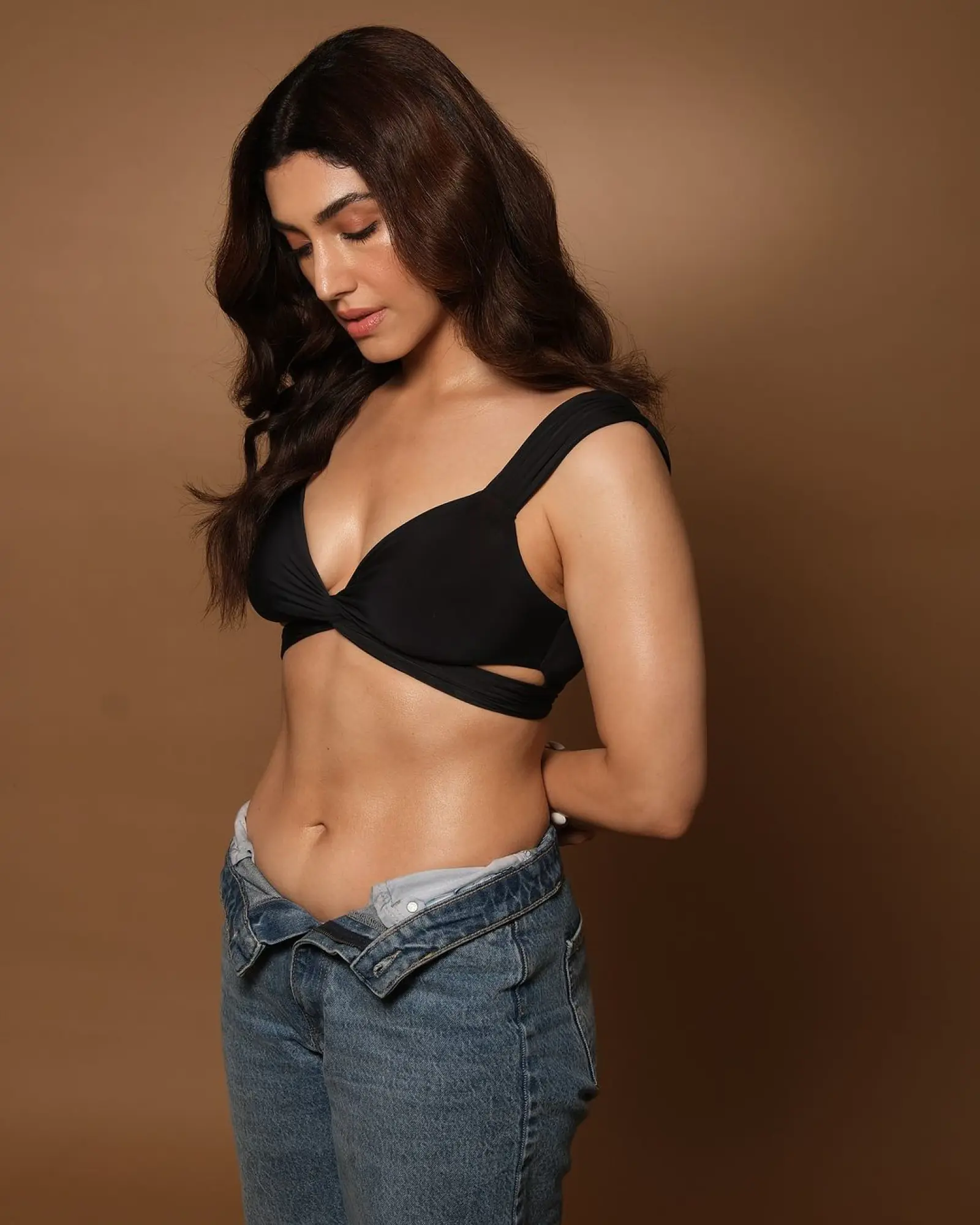 Delbar Aarya's New Pics Are Too Hot to Handle, Slips Into Sexy Look